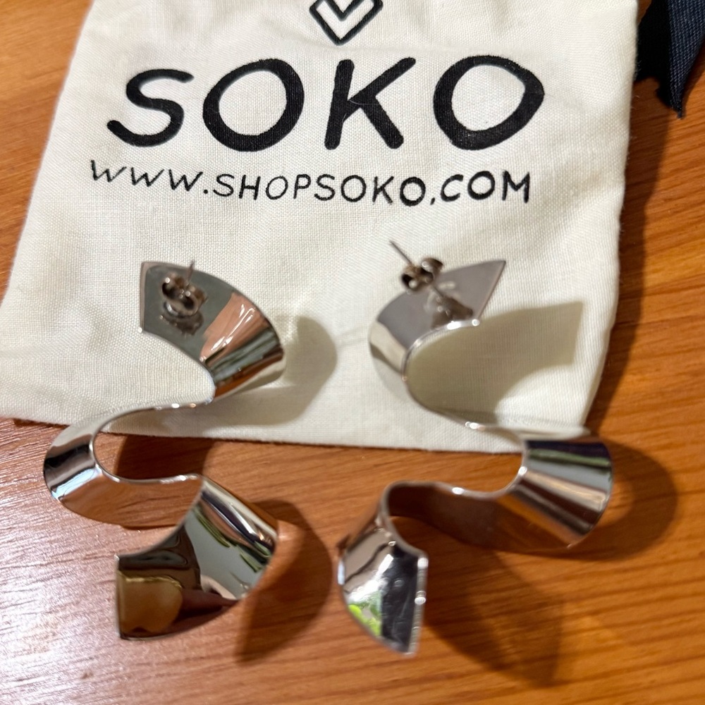 SOKO Maxi Twisted Sia Stud Earrings - Picture 9 of 9